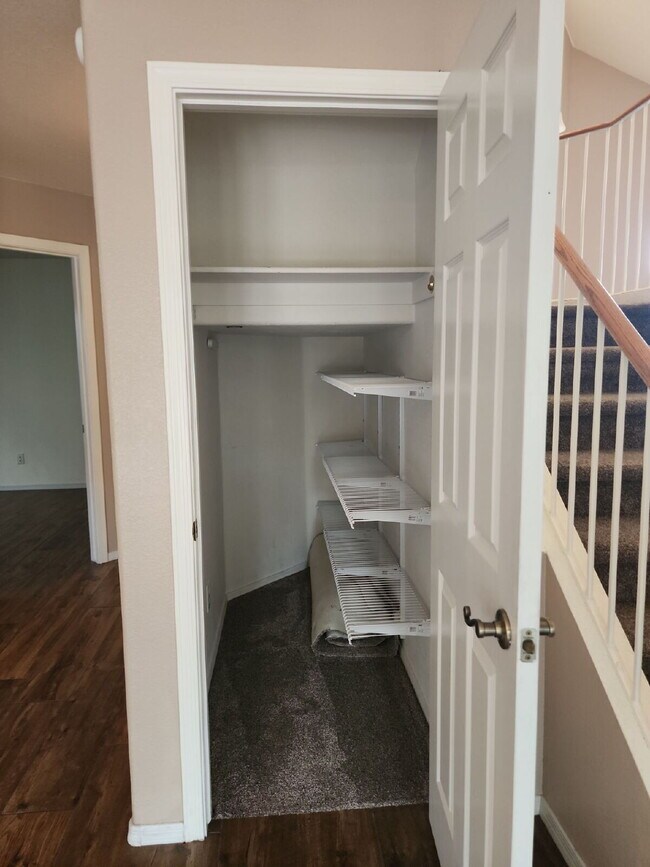 Building Photo - "Spacious 4-Bedroom Glendale Gem with Granite Elegance - 2018 Sq Ft of Comfort!"