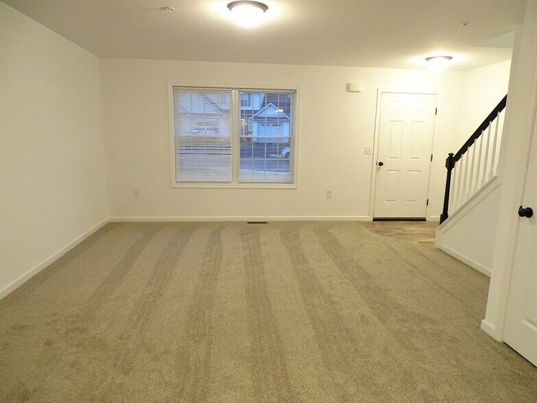 Building Photo - 2 Maize Cir