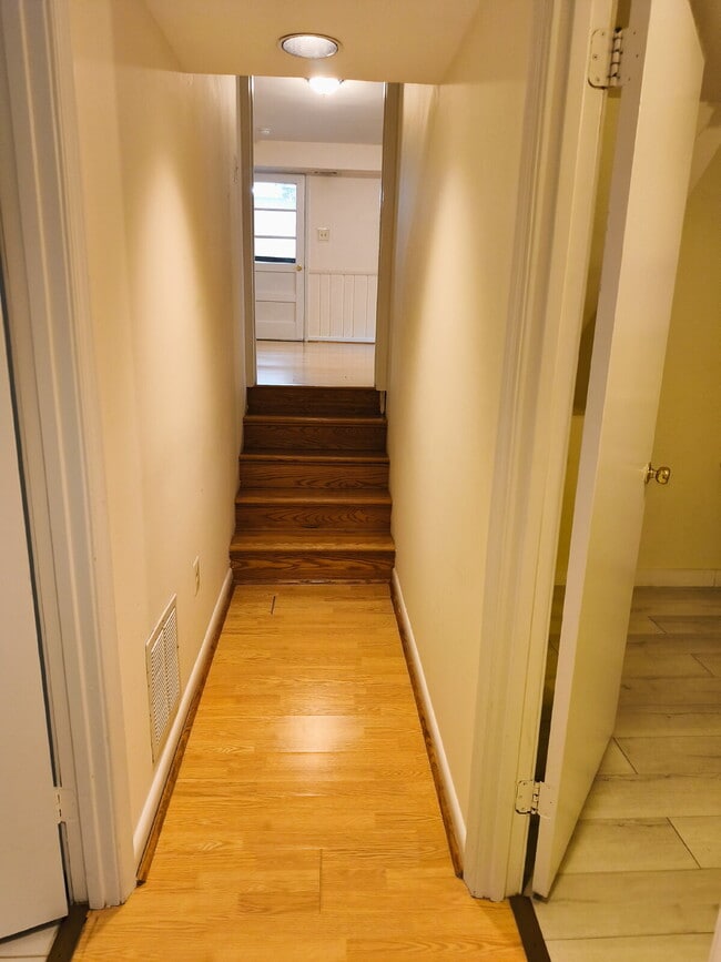 Building Photo - Centrally Located McLean Home with Ample S...