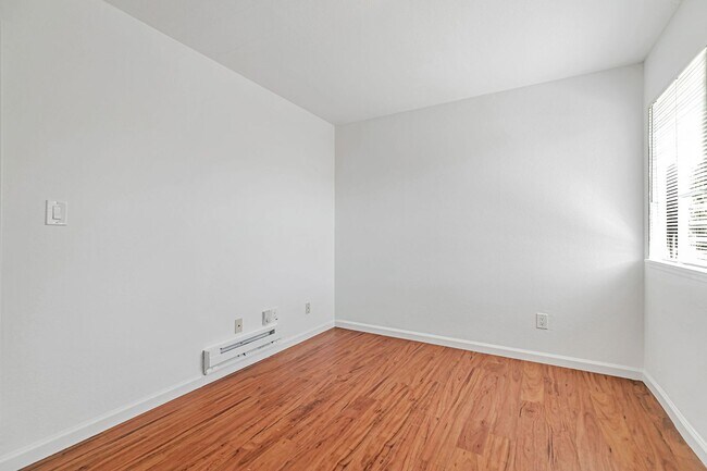 Building Photo - 2BR 1.5BA Condo For Rent – Prime Central F...