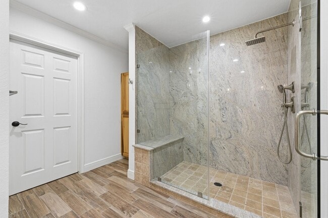 Building Photo - 1320 Woodvine Dr
