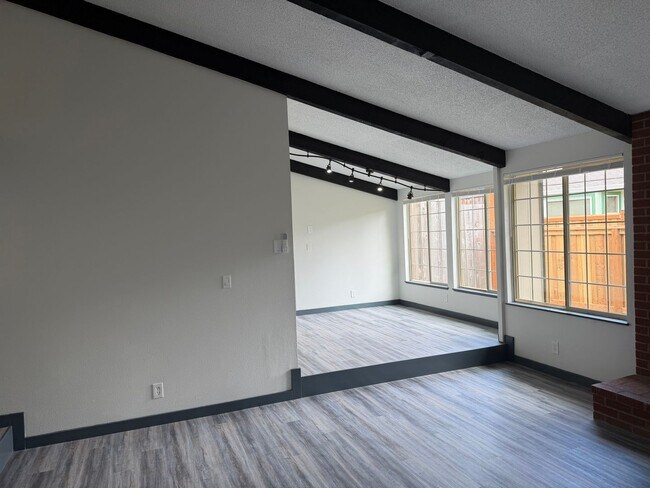 Building Photo - Beautifully updated 3 bedroom, 2 bath house in Eugene!