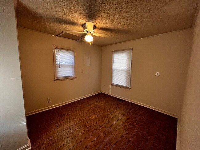 Building Photo - Charming Two Bedroom Home in Historic Morehead City Walking District with Dining Area and Living ...