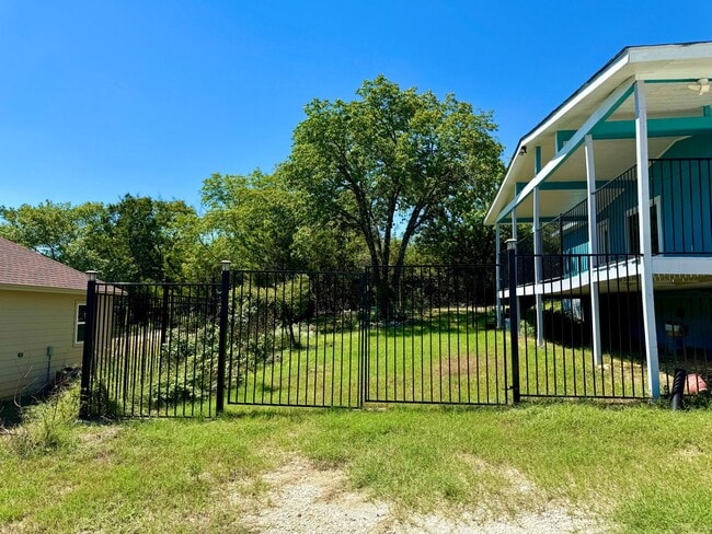 Building Photo - 2618 Creekview Dr