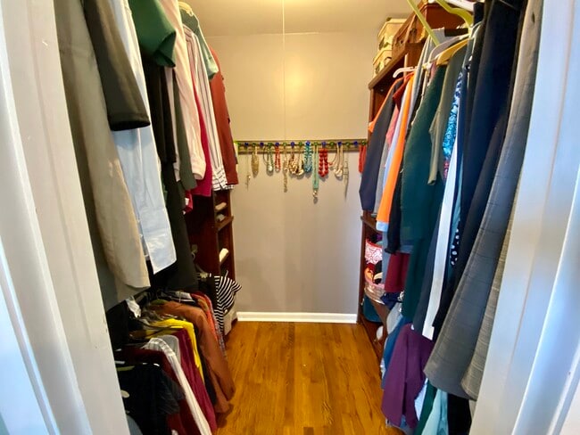 Building Photo - 5526 W Windsor Ave