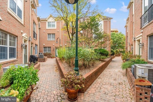 Building Photo - 2622 Clarendon Blvd