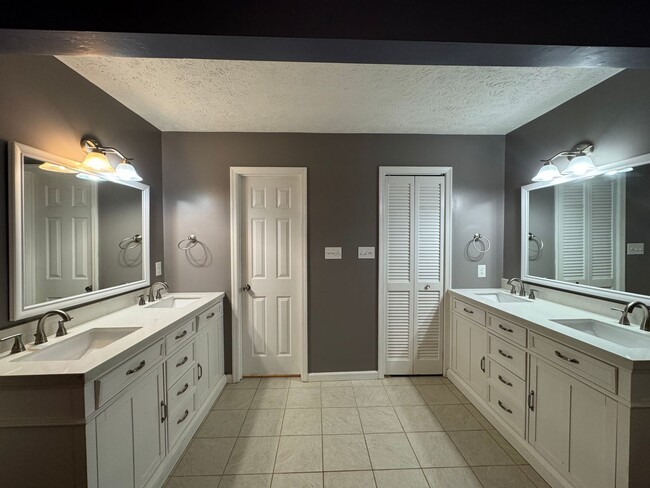 Building Photo - Charming 3 Bed 2.5 Bath Fayetteville Home