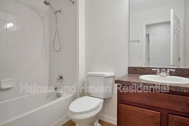 Building Photo - 164 Primrose Dr