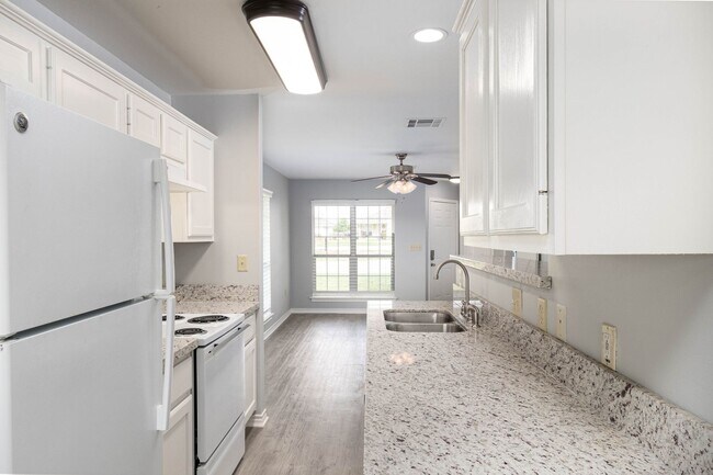 Building Photo - College Station home with stalls and arena on site!