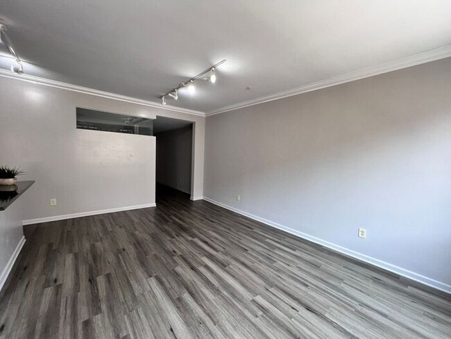 Building Photo - 2 BR Condo in Brunson Lofts next to Elevat...