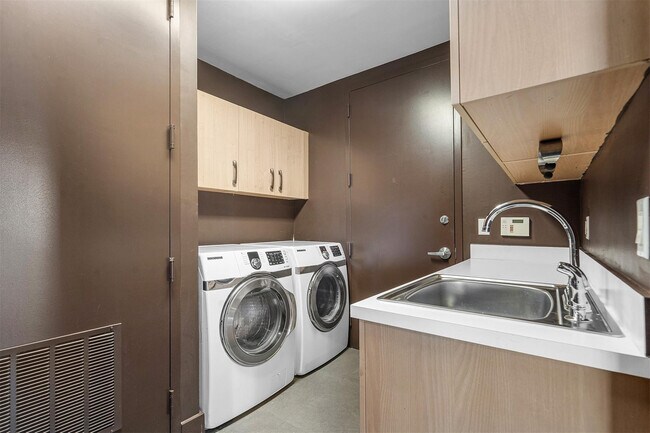 Building Photo - 715 Bayshore Dr