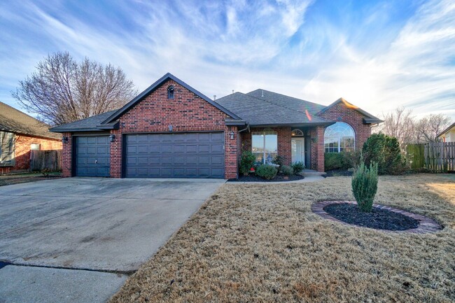 Building Photo - Spacious 4-Bedroom Retreat in Oklahoma City