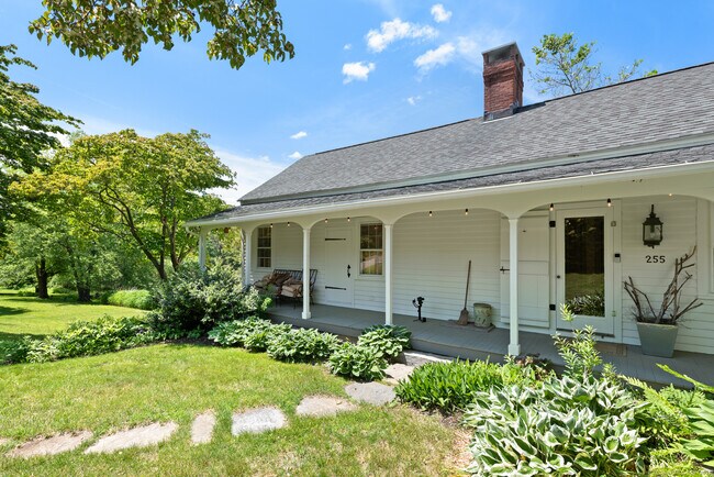 Building Photo - 255 Smith Hill Rd