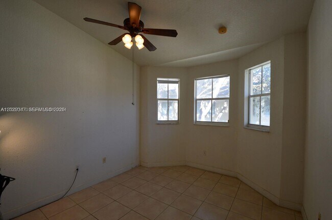 Building Photo - 1661 SE 29th Ct