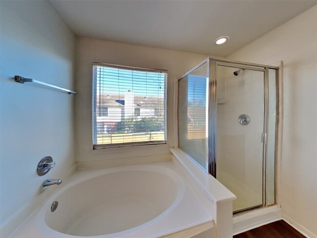 Building Photo - 2911 Linda Dr