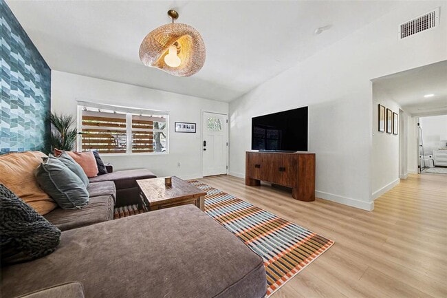 Building Photo - 1026 S Lakemont Ave