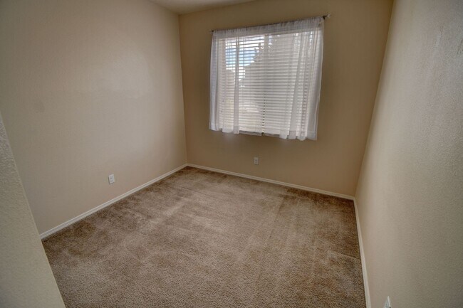 Building Photo - Beautiful Single Story ------3 Bedroom 2 B...