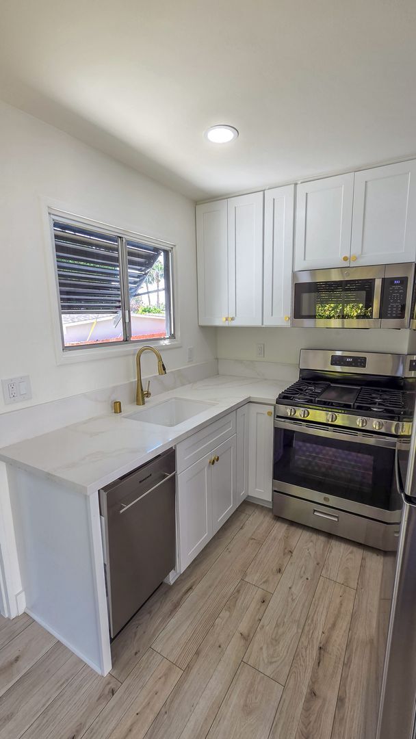 Building Photo - Beautifully Remodeled Detached 2 Bed 1 Bath Home with yard and pet friendly!