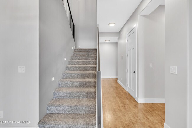 Building Photo - 1584 Majestic Way