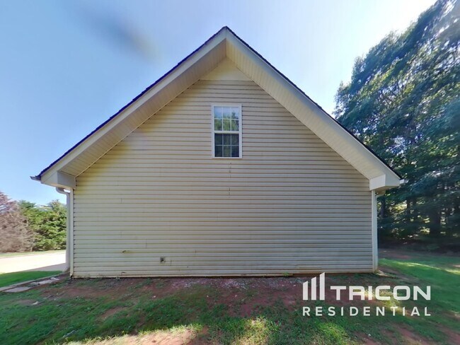 Building Photo - 280 Chestnut Dr