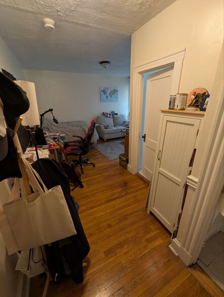 Building Photo - 364 Riverway