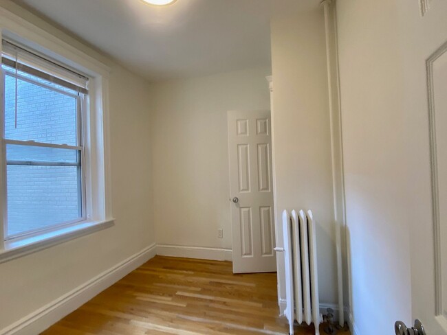 Building Photo - Nicely renovated 2 bed unit with utilities...