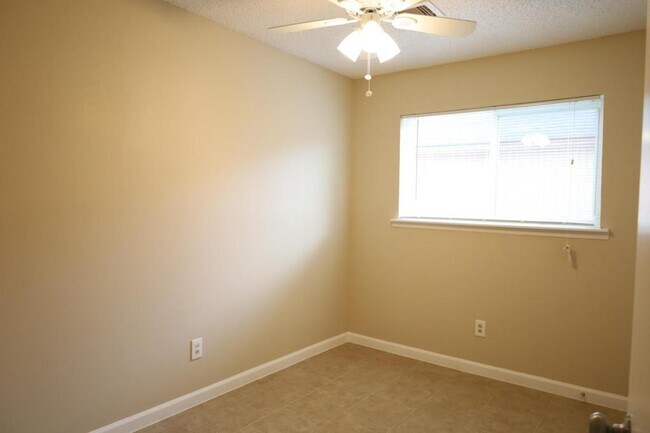 Building Photo - 1523 Longley St