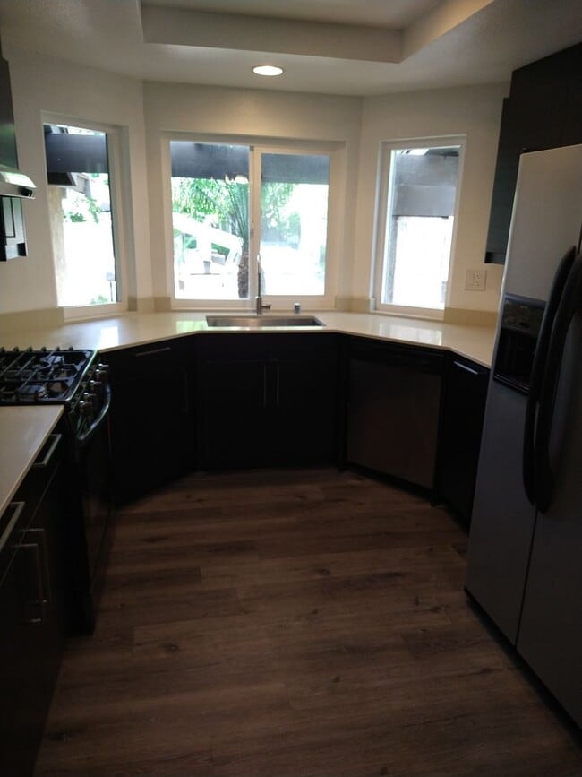 Building Photo - 4 Bedroom Townhouse - Ideal for Chapman St...