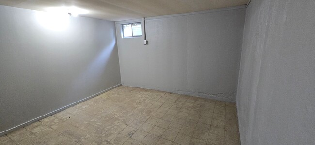 Building Photo - 3-4 bedroom ranch with attached garage, fe...