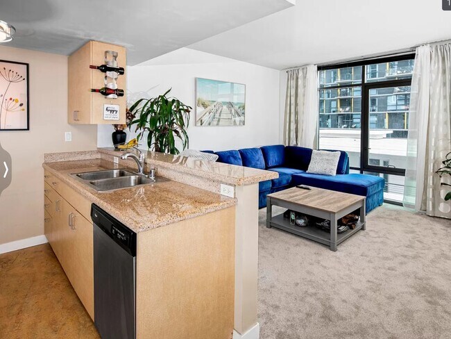 Kitchen/living room - 425 W Beech