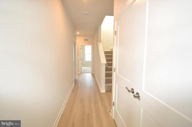Building Photo - 43795 Middleway Ter