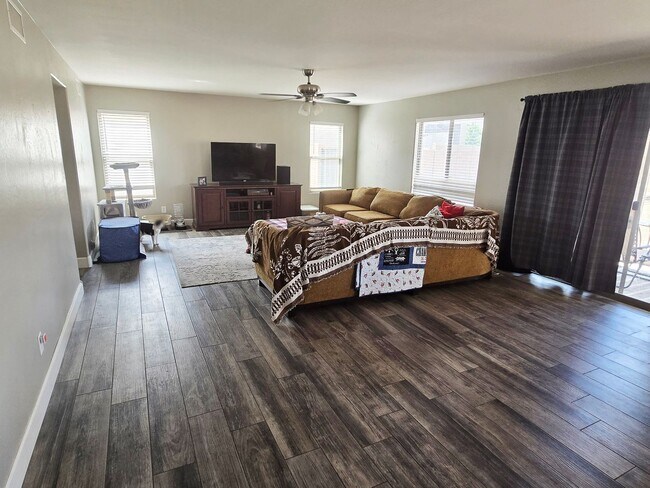 Building Photo - 2 story 3-bed, 2-bath home in San Tan Valley!