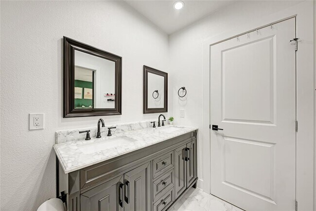 Building Photo - 1607 Sweetbriar Ave