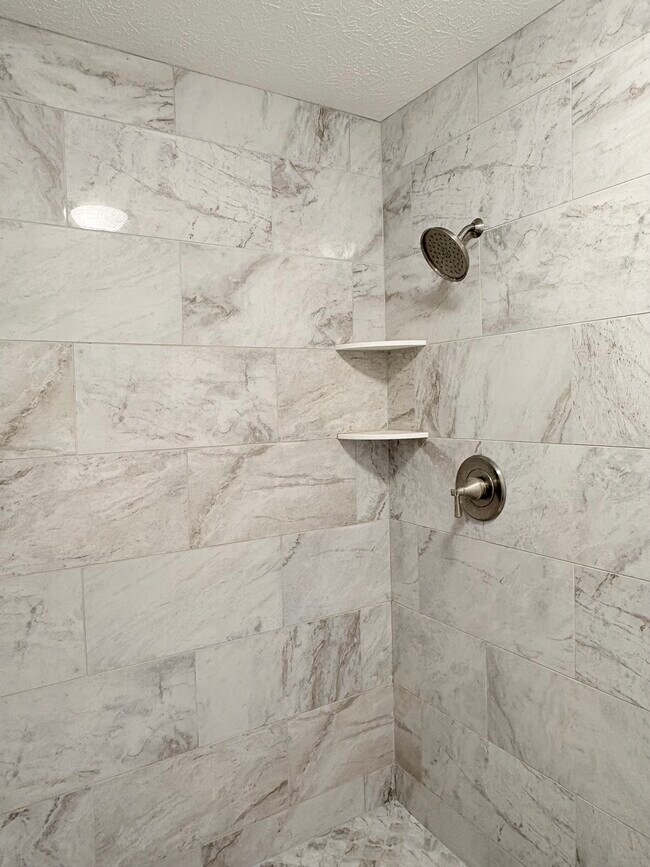 Building Photo - 1016 Lois Ln