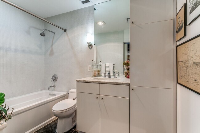 Building Photo - FANTASTIC 2-BEDROOM KING WILLIAM CONDOMINIUM