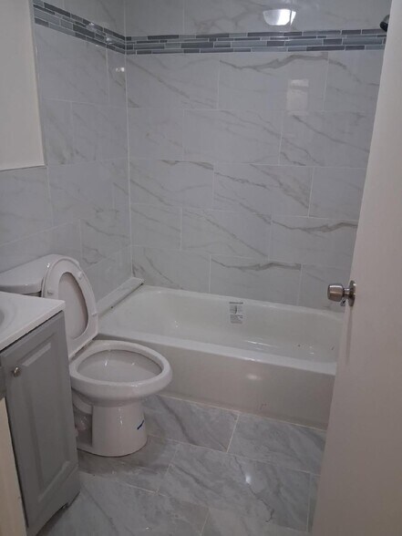 Building Photo - 26 Vineyard Ave