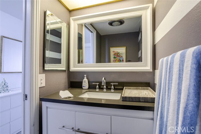 Building Photo - 321 S San Vicente Blvd