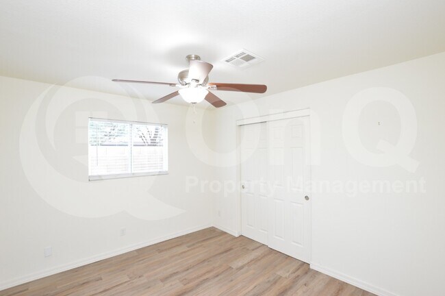 Building Photo - 3225 E Earll Dr