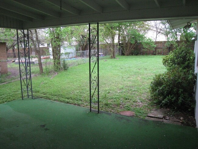 Building Photo - 1127 Lake Dr
