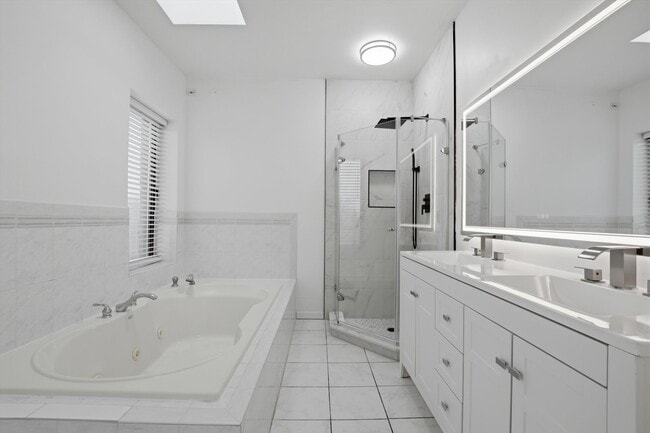 Building Photo - 7308 S Ridgeland Ave