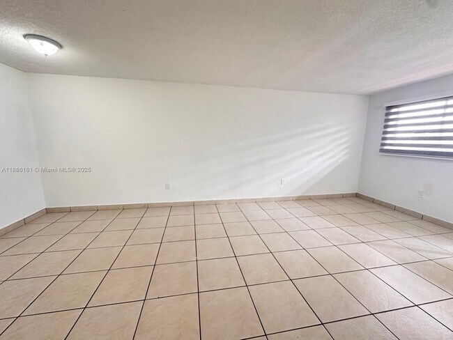 Building Photo - 1380 W 41st St