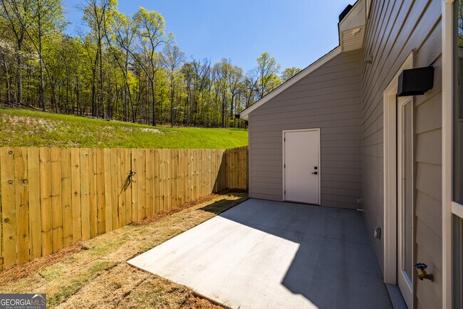 Building Photo - 119 Chateau Dr SE