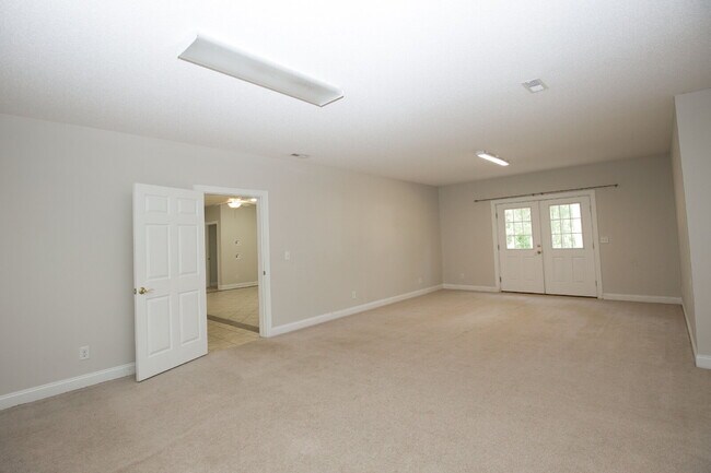 Building Photo - "Spacious 3-Bedroom Retreat with 3200 Sq Ft of Comfort in Seven Lakes!"