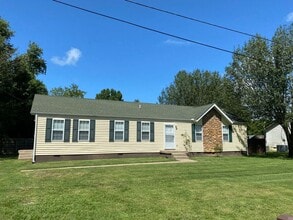 Building Photo - Remodeled ranch at end of street