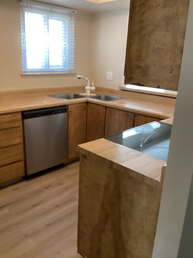 Building Photo - ONLY $1,350.00 PER MONTH - DON'T MISS OUT ON THIS CUTE GROUND FLOOR -2 BEDROOM/1BATH CONDO IN GAT...