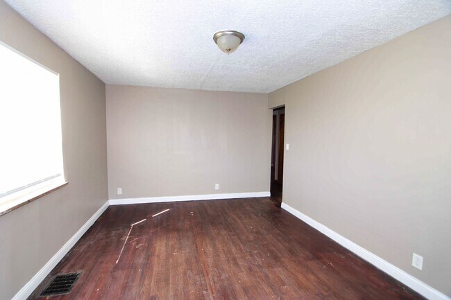 Building Photo - 2 Bedroom 1 Bathroom House