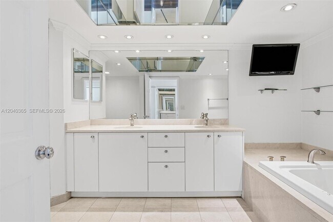 Building Photo - 16500 Collins Ave