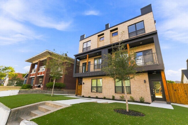 Building Photo - 2554 S University Dr