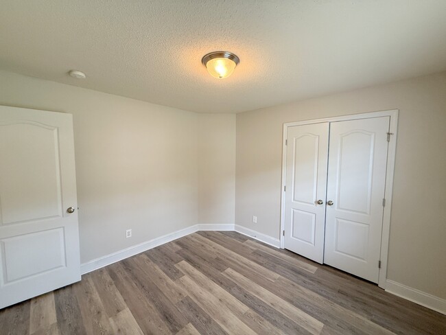 Building Photo - 211 High Green Dr