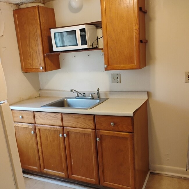 Building Photo - 452 A Hudson Ave